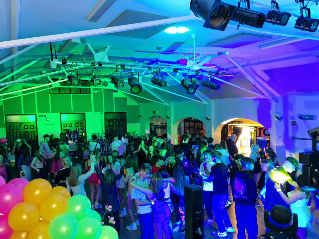 Oxford Discos Under 18s Nightclub, Dance Floor and Photobooth in Oxfordshire