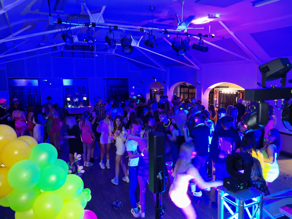 Oxford Discos Under 18s Nightclub, Dance Floor and Photobooth in Oxfordshire